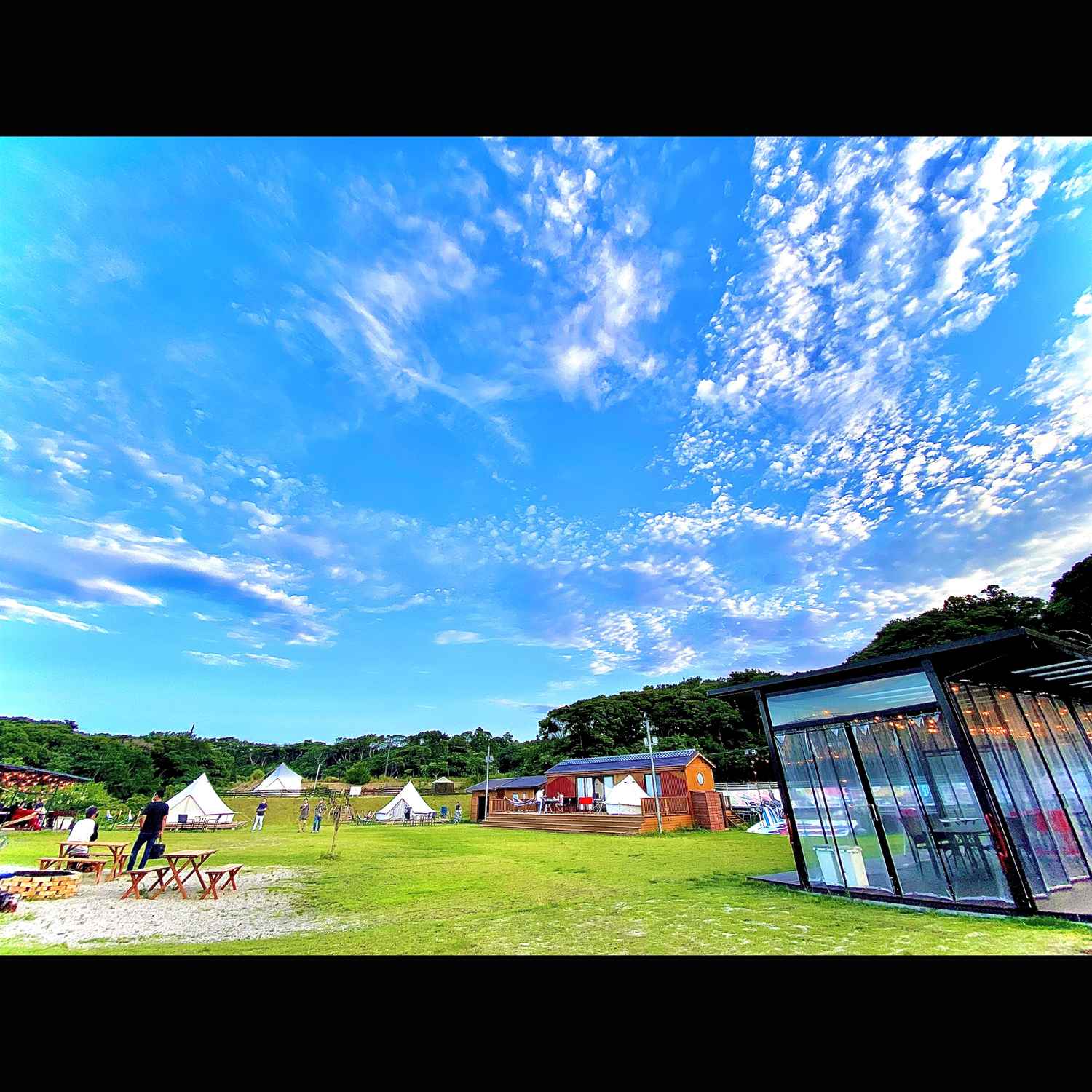 三重県志摩市の国立公園沿いで、尾鷲ヒノキのサウナが楽しめるリゾート施設がオープンしました！