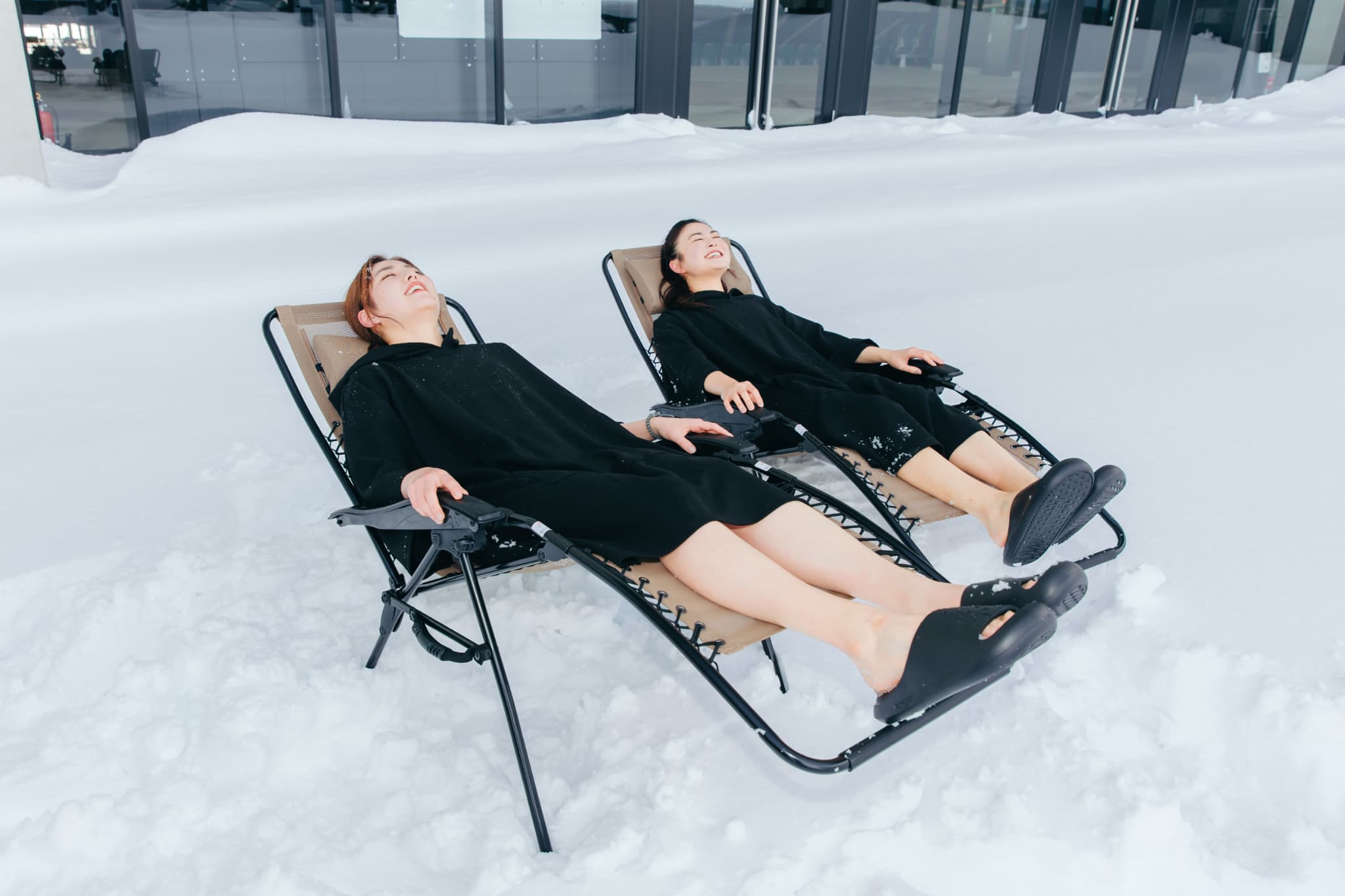 エスコンフィールドHOKKAIDOで雪にダイブするサウナ体験 - SAUNA BROS