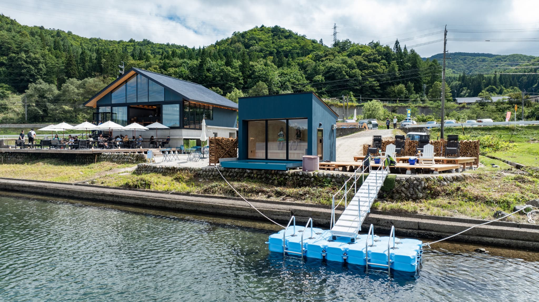 Ungureanu 湖水風景文　酸化腐食彫　大ランプ　高さ46㎝化粧共箱トヒルサ 廃墟のビル群を背負う、巨大すぎるカメ──「水没ジオラマ」新作が荘厳